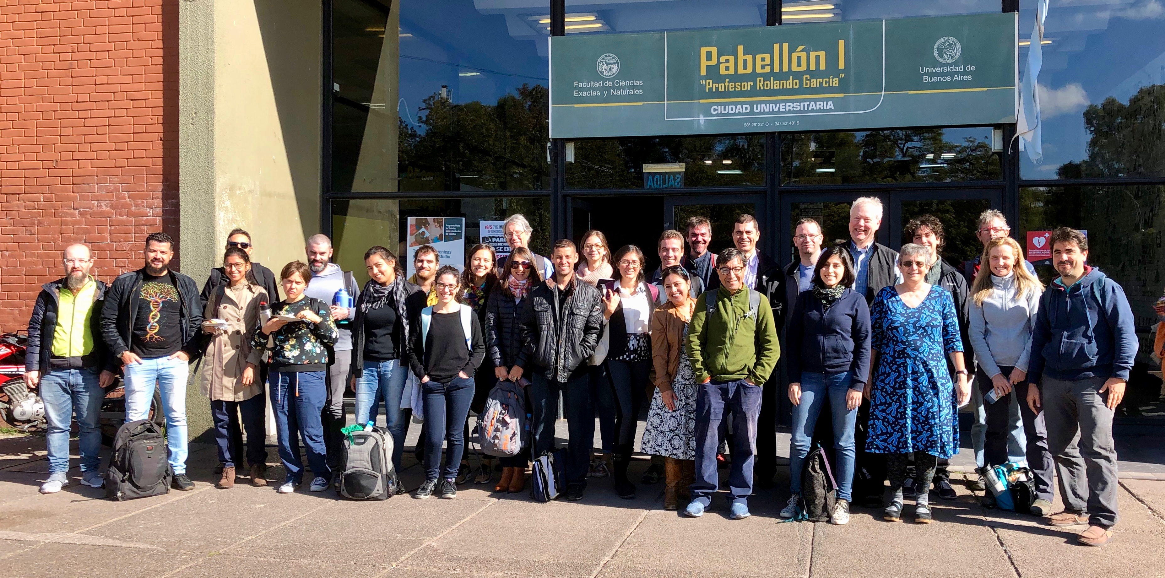 Group photo of participants, instructors and organizers in front of the building hosting the workshop at the University of Buenos Aires